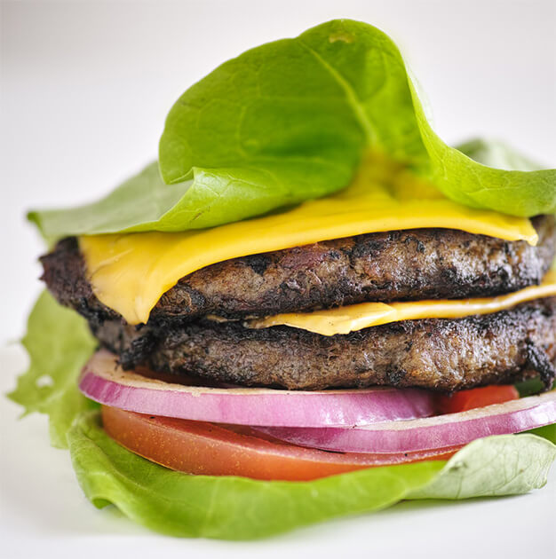 Selbstgemachter Burger mit Joghurt-Dressing