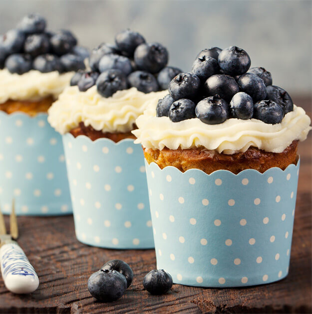 Handmade Cheese-Beeren-Cupcakes<br>mit Mürbeteigboden und Frosting